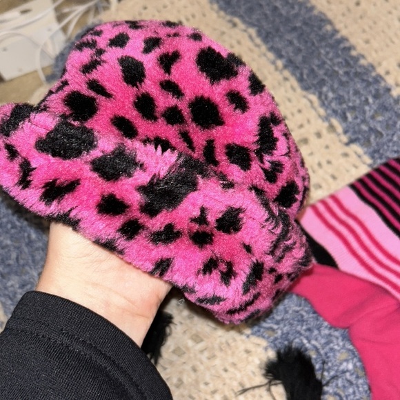 HAT BUNDLE LOT GIRLS - HELLO KITTY, CHEETAH, WINTER, SKULL, BUCKET - Picture 5 of 9